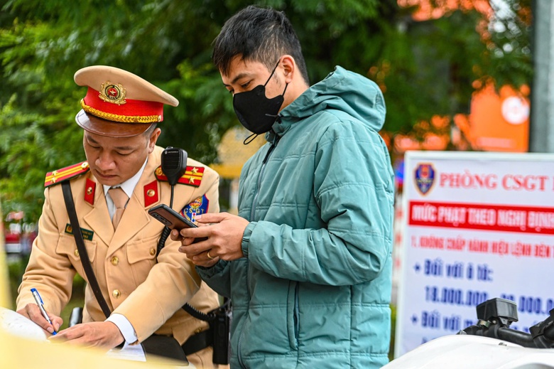 CSGT H&agrave; Nội xử phạt qua "mắt thần", t&agrave;i xế xe m&aacute;y vi phạm t&acirc;m phục khẩu phục- Ảnh 5.