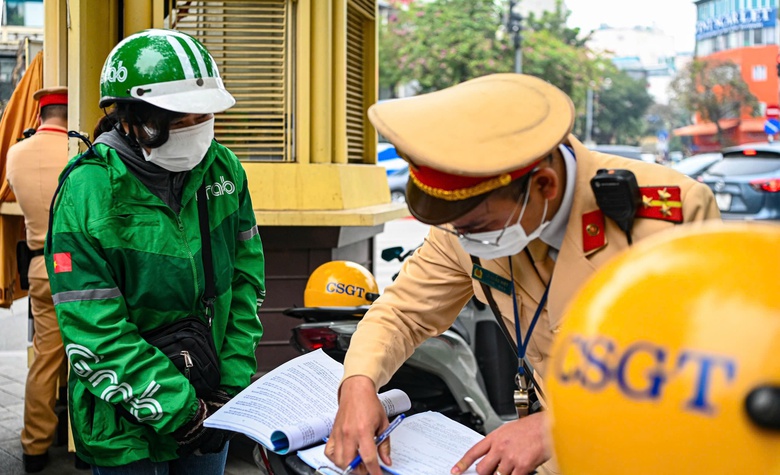 CSGT H&agrave; Nội xử phạt qua "mắt thần", t&agrave;i xế xe m&aacute;y vi phạm t&acirc;m phục khẩu phục- Ảnh 8.
