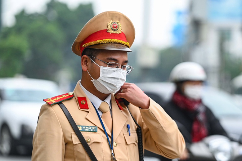 CSGT H&agrave; Nội xử phạt qua "mắt thần", t&agrave;i xế xe m&aacute;y vi phạm t&acirc;m phục khẩu phục- Ảnh 4.