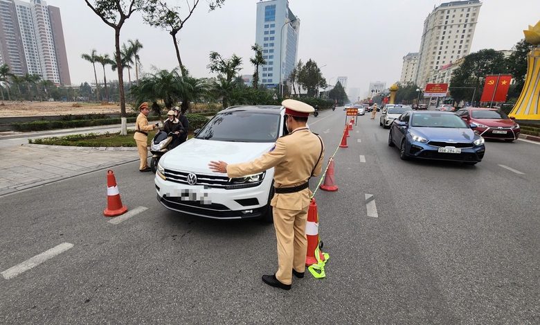 Bắc Ninh: Kiểm tra h&agrave;ng trăm t&agrave;i xế, CSGT kh&ocirc;ng ph&aacute;t hiện "ma men"- Ảnh 10.