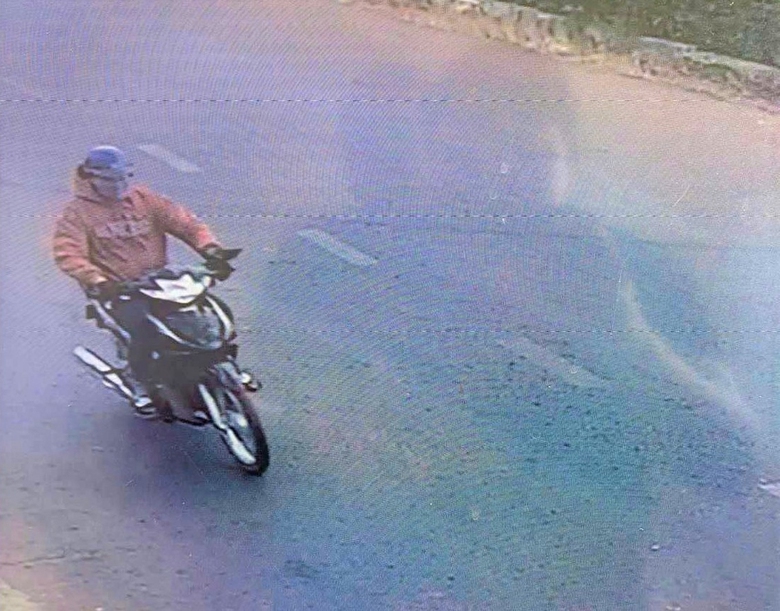 Bắt giữ nghi can d&ugrave;ng r&igrave;u cướp tiệm v&agrave;ng khi đang đi b&aacute;n v&agrave;ng ở Đồng Nai- Ảnh 2.