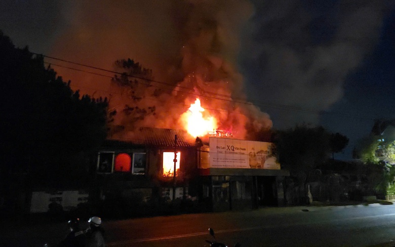 Xưởng tranh th&ecirc;u tay nổi tiếng Đ&agrave; Lạt bốc ch&aacute;y dữ dội l&uacute;c nửa đ&ecirc;m