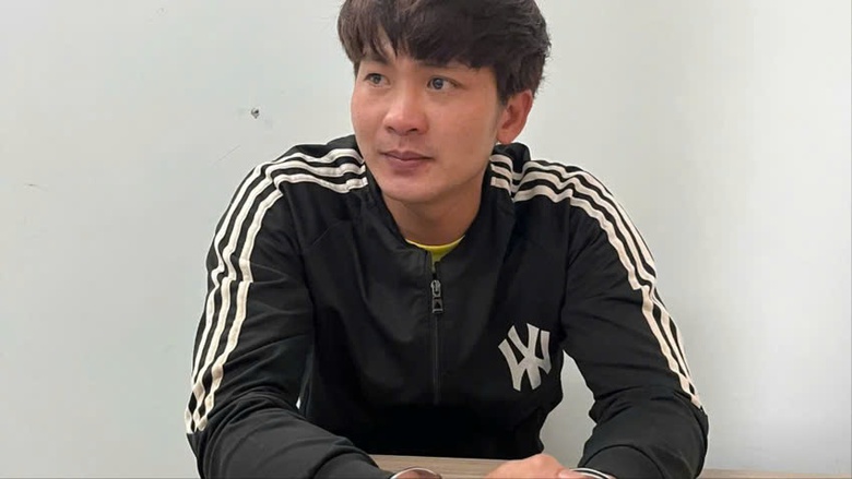 Nghi phạm cướp tiệm v&agrave;ng d&ugrave;ng biển số xe kh&aacute;c, li&ecirc;n tục thay &aacute;o để chạy trốn- Ảnh 1.