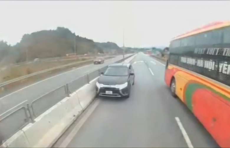 Phạt 35 triệu, trừ 10 điểm bằng l&aacute;i nữ t&agrave;i xế đi ngược chiều cao tốc Nội B&agrave;i - L&agrave;o Cai- Ảnh 1.