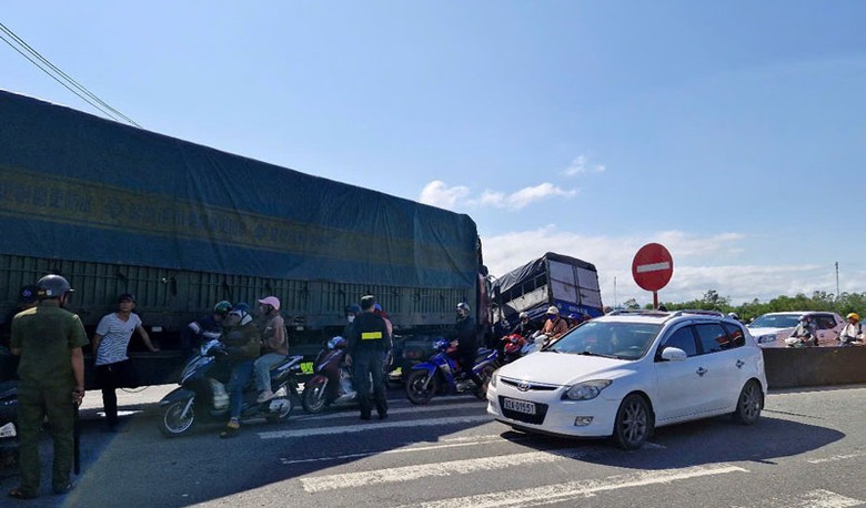 Hiện trường vụ TNGT liên hoàn trên quốc lộ 1A - Ảnh: Tấn Thành. Hiện trường vụ TNGT liên hoàn trên quốc lộ 1A - Ảnh: Tấn Thành.