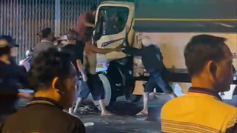 Hai xe tải tông nhau, người dân phá cửa cứu nam tài xế- Ảnh 1. Hai xe tải tông nhau, người dân phá cửa cứu nam tài xế- Ảnh 1.