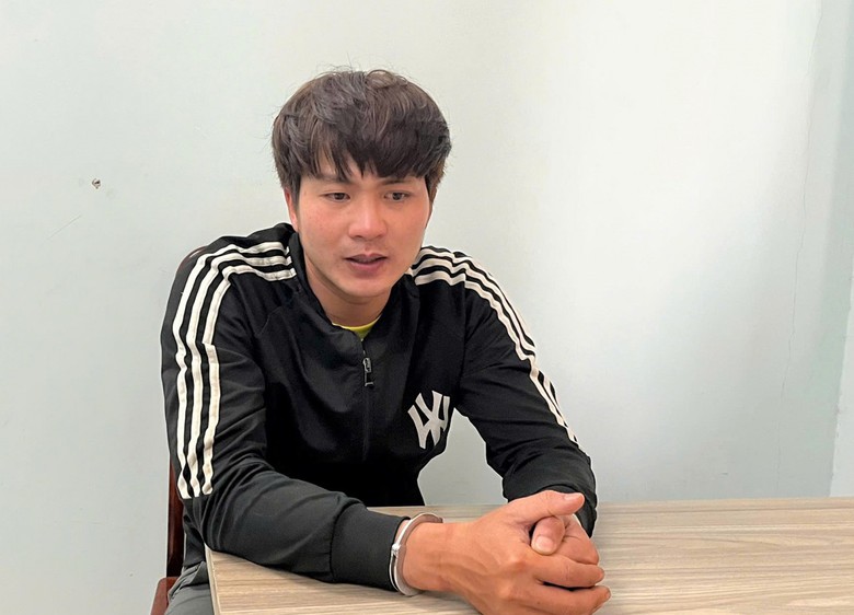 Khởi tố, tạm giam đối tượng d&ugrave;ng r&igrave;u cướp tiệm v&agrave;ng- Ảnh 1.