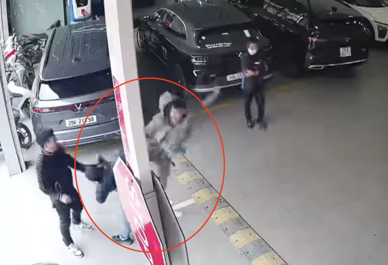 C&ocirc;ng an v&agrave;o cuộc vụ t&agrave;i xế bị đạp v&agrave;o đầu trong showroom &ocirc; t&ocirc; ở H&agrave; Nội- Ảnh 1.