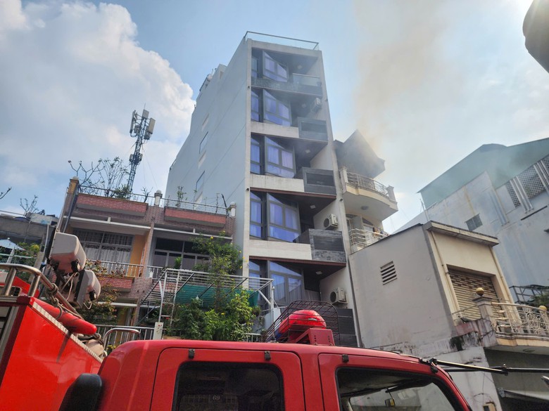 Ch&aacute;y nh&agrave; 4 tầng cho thu&ecirc; trọ ở TP.HCM, h&agrave;ng chục người hoảng loạn th&aacute;o chạy- Ảnh 1.