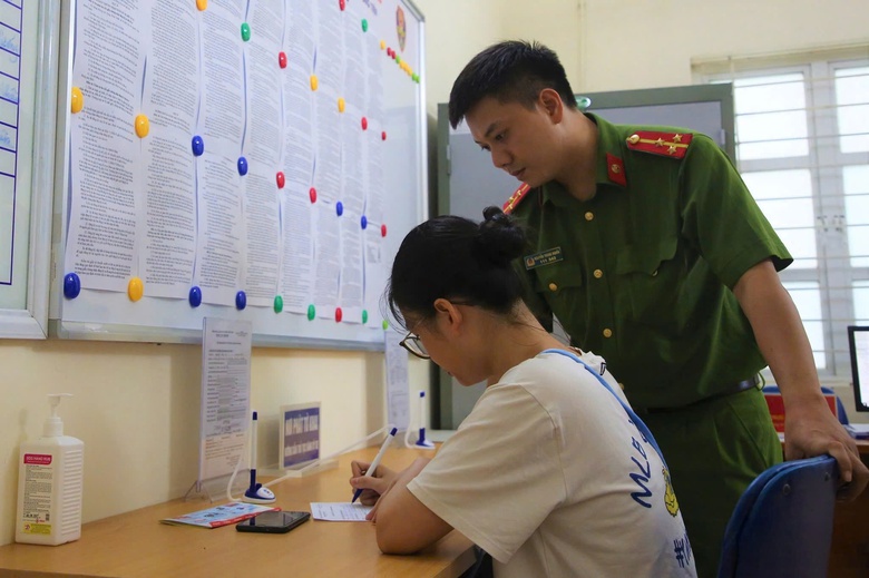 Cục CSGT: Người d&acirc;n nộp hồ sơ đổi bằng l&aacute;i xe tại x&atilde;, phường, s&aacute;t hạch tại bất cứ đ&acirc;u- Ảnh 3.