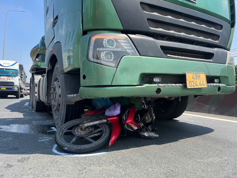 Xe đầu kéo va chạm xe máy trên cầu vượt, người đàn ông tử vong- Ảnh 2. Xe đầu kéo va chạm xe máy trên cầu vượt, người đàn ông tử vong- Ảnh 2.