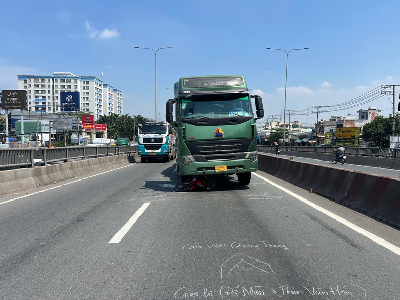 Xe đầu kéo va chạm xe máy trên cầu vượt, người đàn ông tử vong- Ảnh 1. Xe đầu kéo va chạm xe máy trên cầu vượt, người đàn ông tử vong- Ảnh 1.