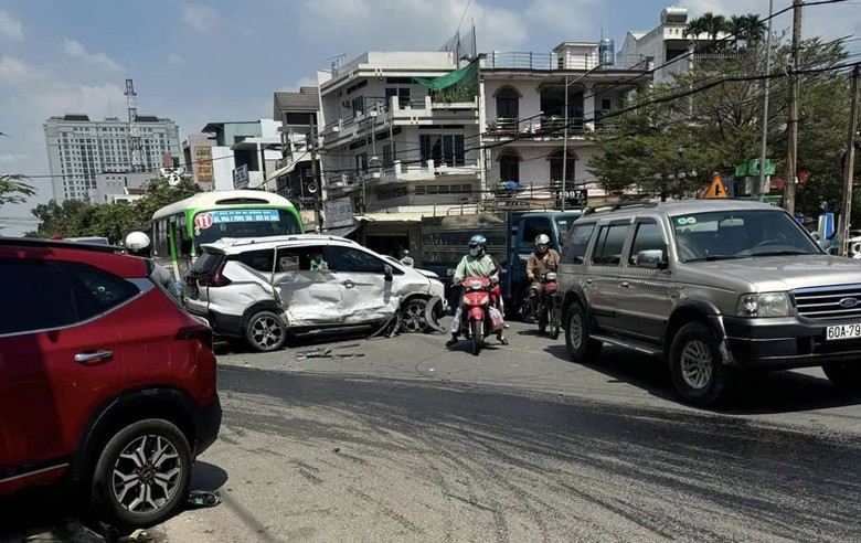 Hiện trường vụ tai nạn li&ecirc;n ho&agrave;n g&acirc;y &ugrave;n tắc tại Long Th&agrave;nh.