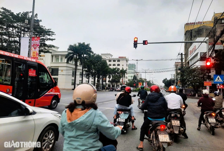 Quảng Trị: Khẩn trương sửa chữa c&aacute;c cụm đ&egrave;n t&iacute;n hiệu giao th&ocirc;ng hư hỏng- Ảnh 1.