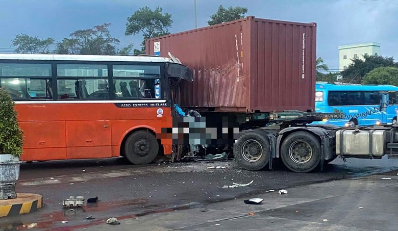 Hiện trường vụ tai nạn tr&ecirc;n QL20 giữa &ocirc; t&ocirc; kh&aacute;ch v&agrave; xe đầu k&eacute;o.