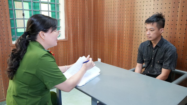 Tiền Giang: Bắt đối tượng lừa đầu tư chứng kho&aacute;n, chiếm đoạt 1,7 tỷ đồng- Ảnh 1.