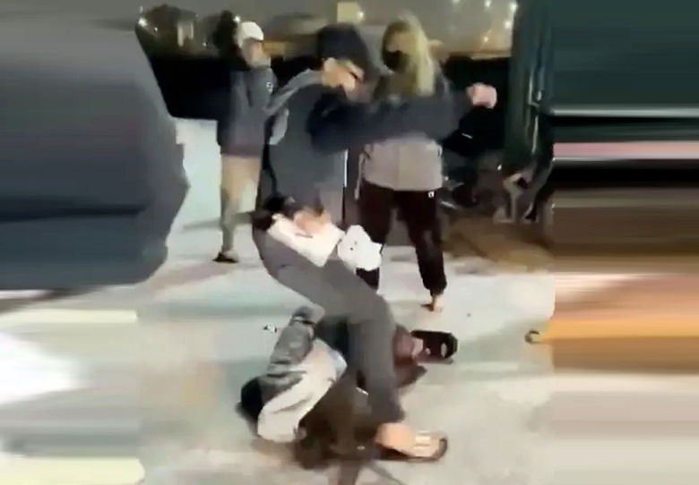 H&agrave; Nội: Triệu tập 3 người vụ thiếu nữ 17 tuổi bị đ&aacute;nh hội đồng giữa đường- Ảnh 1.