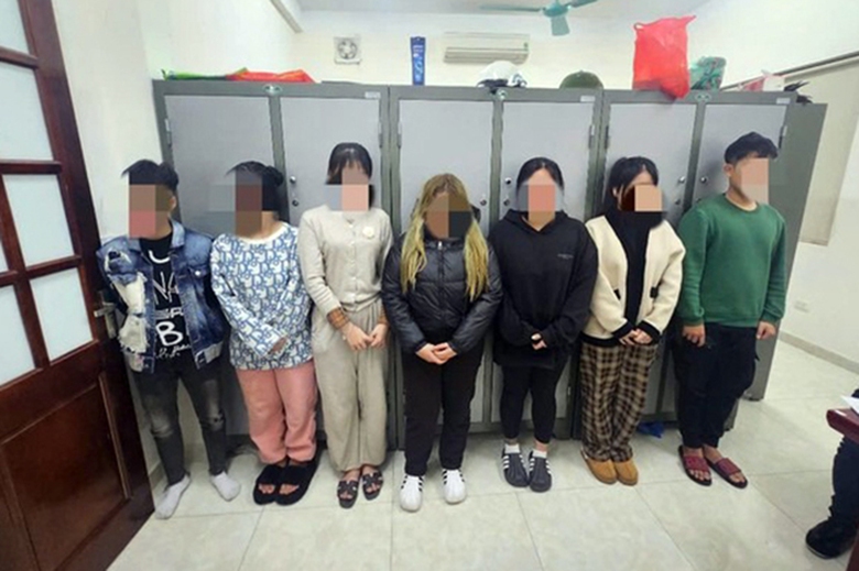 H&agrave; Nội: Khởi tố 2 đối tượng h&agrave;nh hung thiếu nữ 17 tuổi ở c&ocirc;ng vi&ecirc;n- Ảnh 1.