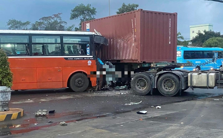 Xe kh&aacute;ch biến dạng khi va chạm xe đầu k&eacute;o tr&ecirc;n QL20- Ảnh 1.