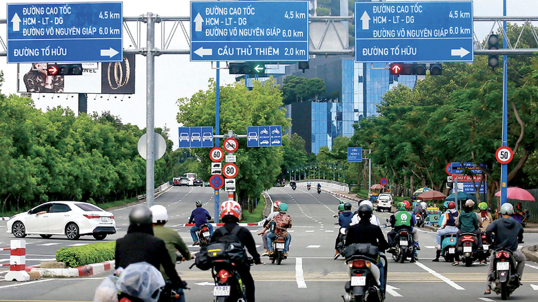 Phó thủ tướng: Tổng rà soát, giải quyết bất cập hệ thống biển báo, đèn tín hiệu- Ảnh 1. Phó thủ tướng: Tổng rà soát, giải quyết bất cập hệ thống biển báo, đèn tín hiệu- Ảnh 1.