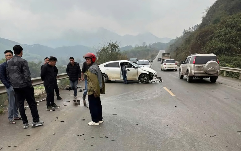 Hai ô tô hư hỏng nặng sau va chạm trên cao tốc Thái Nguyên - Chợ Mới- Ảnh 1. Hai ô tô hư hỏng nặng sau va chạm trên cao tốc Thái Nguyên - Chợ Mới- Ảnh 1.