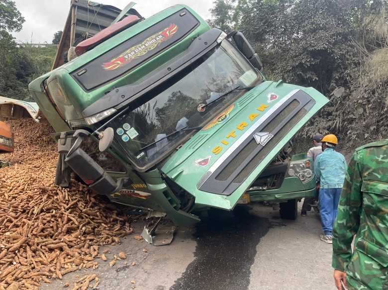Th&ocirc;ng tuyến QL15D l&ecirc;n cửa khẩu La Lay sau vụ xe chở củ m&igrave; bị lật- Ảnh 2.