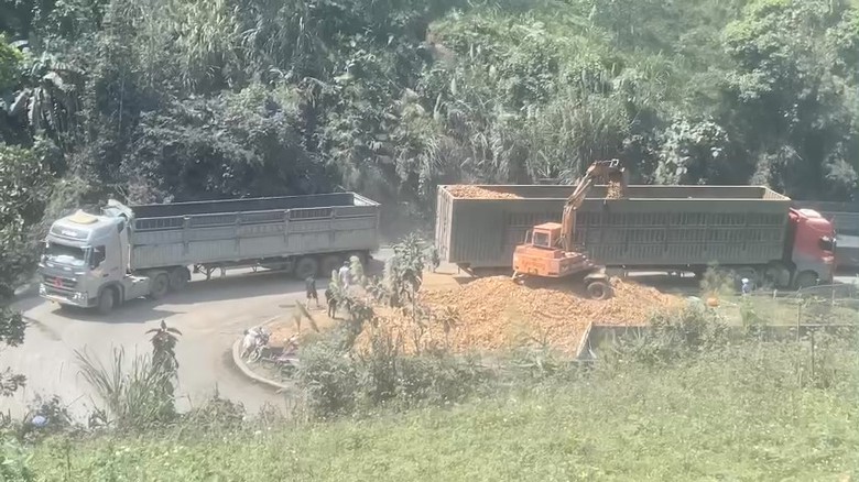 Th&ocirc;ng tuyến QL15D l&ecirc;n cửa khẩu La Lay sau vụ xe chở củ m&igrave; bị lật- Ảnh 1.