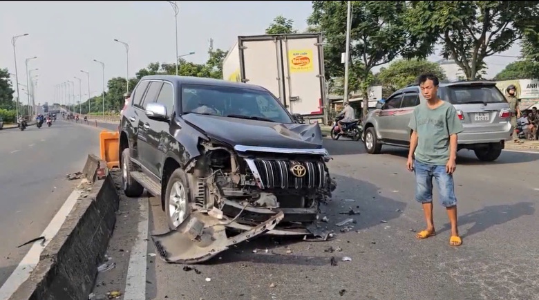 Đang đổ dốc cầu, &ocirc; t&ocirc; 7 chỗ lao qua dải ph&acirc;n c&aacute;ch va chạm với xe tải- Ảnh 2.