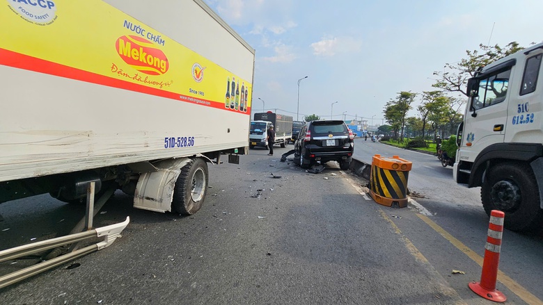 Đang đổ dốc cầu, &ocirc; t&ocirc; 7 chỗ lao qua dải ph&acirc;n c&aacute;ch va chạm với xe tải- Ảnh 1.