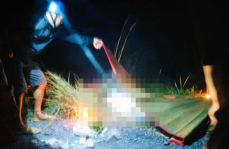 Nạn nh&acirc;n được đưa ra khỏi &ocirc; t&ocirc; 7 chỗ rơi xuống k&ecirc;nh - Ảnh: HC.