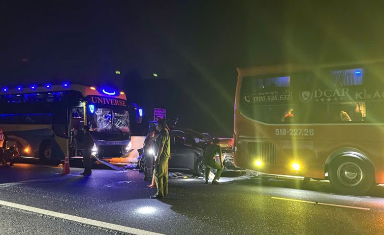 Hiện trường vụ va chạm li&ecirc;n ho&agrave;n tr&ecirc;n cao tốc Phan Thiết - Dầu Gi&acirc;y.