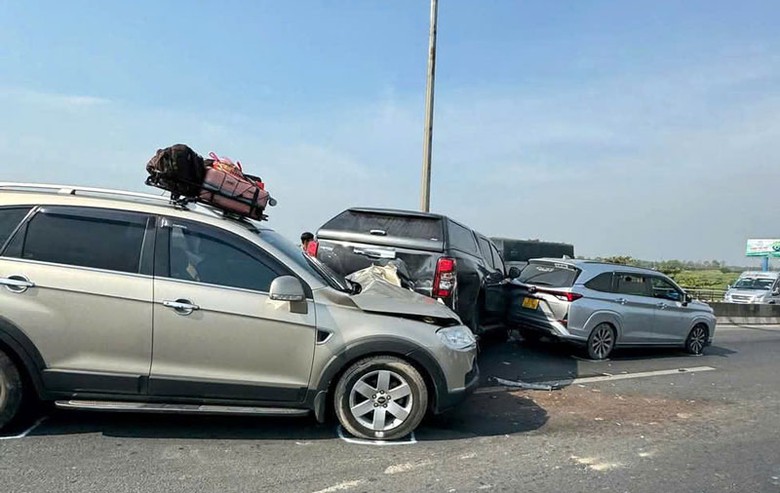 Vụ tai nạn khiến giao th&ocirc;ng qua cầu Cần Thơ hướng về Vĩnh Long &ugrave;n tắc.