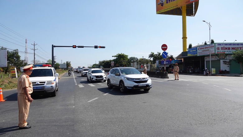 CSGT B&igrave;nh Thuận ph&aacute;t hiện h&agrave;ng trăm t&agrave;i xế "ma men" du xu&acirc;n dịp nghỉ Tết- Ảnh 1.