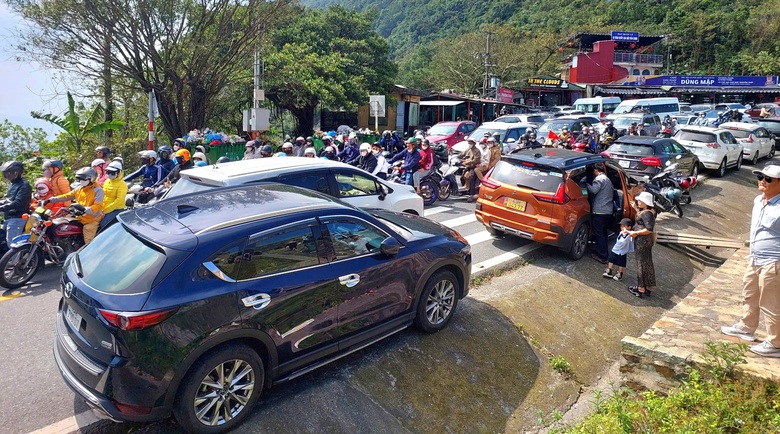 &Ocirc; t&ocirc;, xe m&aacute;y chen ch&uacute;c qua đ&egrave;o Hải V&acirc;n m&ugrave;ng 5 Tết- Ảnh 5.