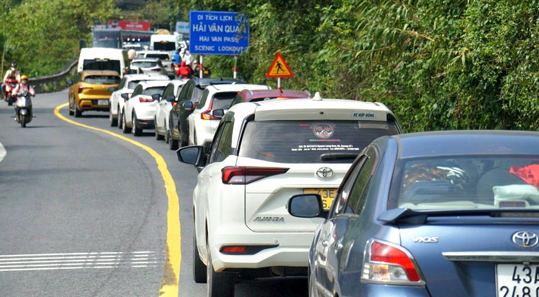 &Ocirc; t&ocirc;, xe m&aacute;y chen ch&uacute;c qua đ&egrave;o Hải V&acirc;n m&ugrave;ng 5 Tết- Ảnh 1.