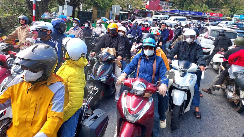 &Ocirc; t&ocirc;, xe m&aacute;y chen ch&uacute;c qua đ&egrave;o Hải V&acirc;n m&ugrave;ng 5 Tết- Ảnh 2.