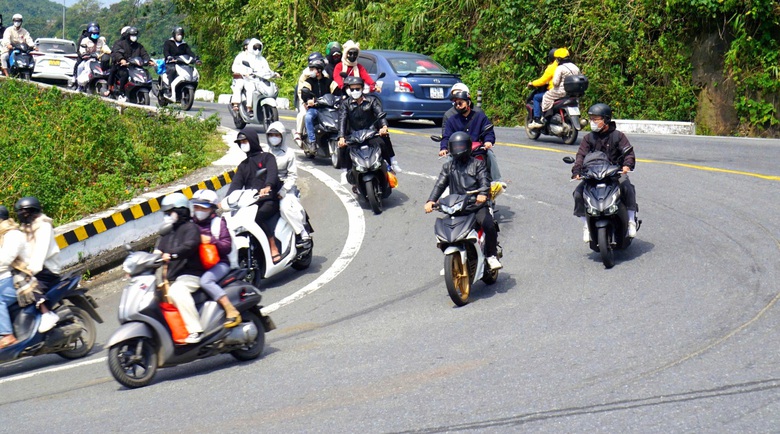 &Ocirc; t&ocirc;, xe m&aacute;y chen ch&uacute;c qua đ&egrave;o Hải V&acirc;n m&ugrave;ng 5 Tết- Ảnh 3.