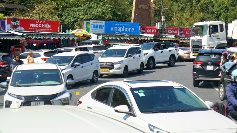 &Ocirc; t&ocirc;, xe m&aacute;y chen ch&uacute;c qua đ&egrave;o Hải V&acirc;n m&ugrave;ng 5 Tết- Ảnh 7.