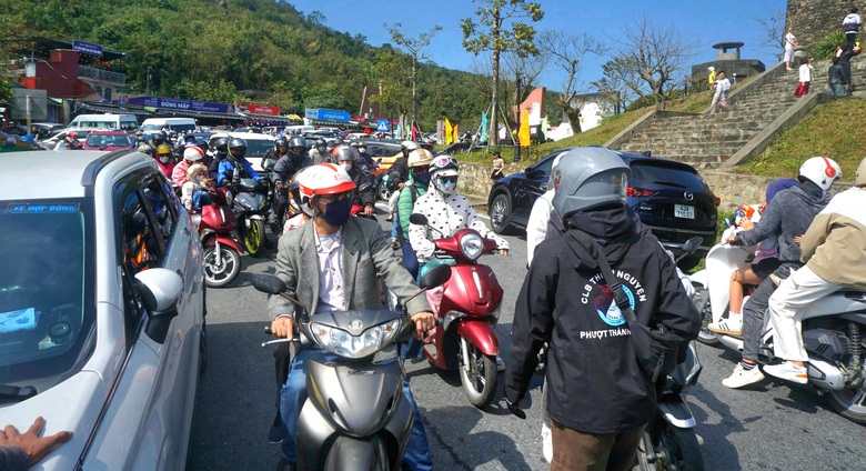 &Ocirc; t&ocirc;, xe m&aacute;y chen ch&uacute;c qua đ&egrave;o Hải V&acirc;n m&ugrave;ng 5 Tết- Ảnh 9.