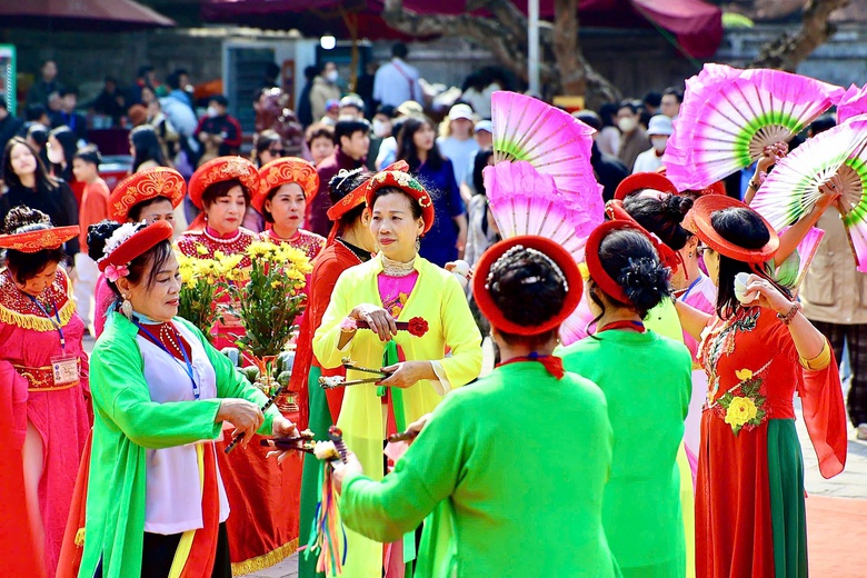 Người dân tấp nập du xuân, xin chữ cầu may tại Văn Miếu- Ảnh 12. Người dân tấp nập du xuân, xin chữ cầu may tại Văn Miếu- Ảnh 12.