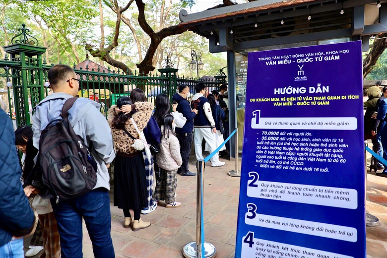 Người dân tấp nập du xuân, xin chữ cầu may tại Văn Miếu- Ảnh 1. Người dân tấp nập du xuân, xin chữ cầu may tại Văn Miếu- Ảnh 1.