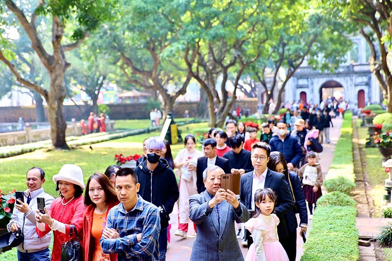 Người dân tấp nập du xuân, xin chữ cầu may tại Văn Miếu- Ảnh 2. Người dân tấp nập du xuân, xin chữ cầu may tại Văn Miếu- Ảnh 2.