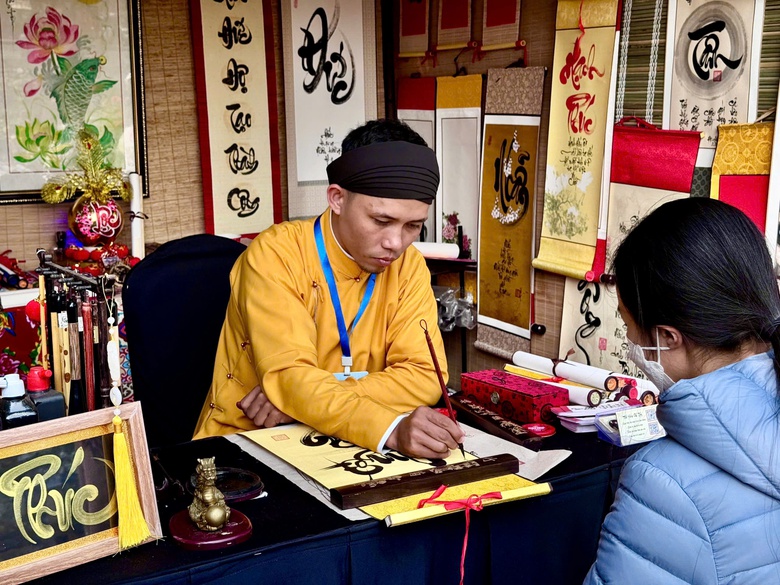 Người dân tấp nập du xuân, xin chữ cầu may tại Văn Miếu- Ảnh 10. Người dân tấp nập du xuân, xin chữ cầu may tại Văn Miếu- Ảnh 10.