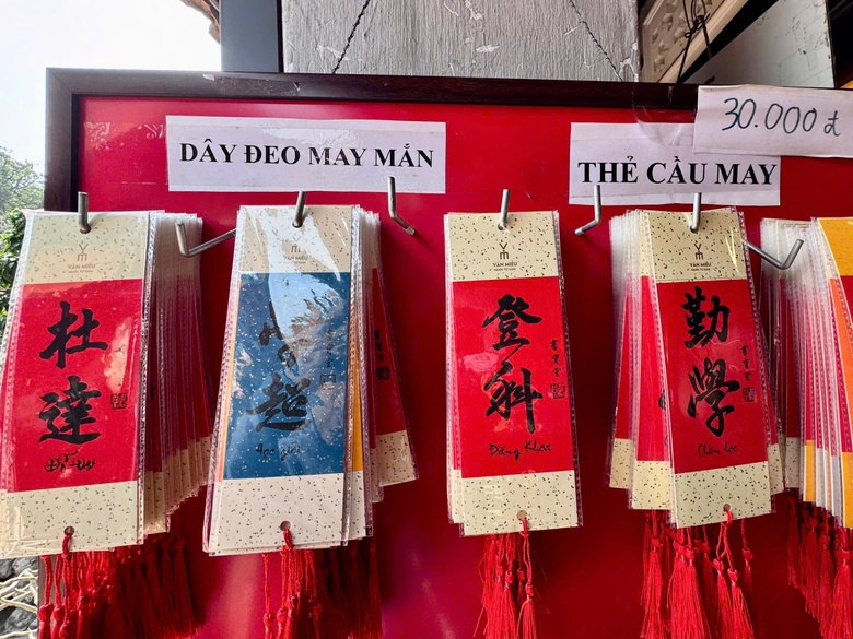 Người dân tấp nập du xuân, xin chữ cầu may tại Văn Miếu- Ảnh 11. Người dân tấp nập du xuân, xin chữ cầu may tại Văn Miếu- Ảnh 11.