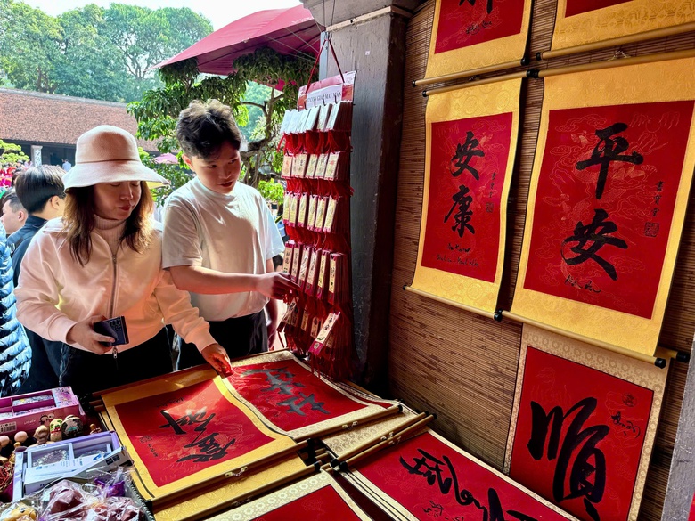 Người dân tấp nập du xuân, xin chữ cầu may tại Văn Miếu- Ảnh 6. Người dân tấp nập du xuân, xin chữ cầu may tại Văn Miếu- Ảnh 6.