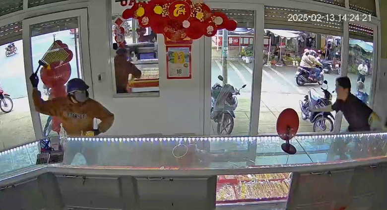 24 giờ truy bắt kẻ d&ugrave;ng r&igrave;u cướp tiệm v&agrave;ng- Ảnh 1.