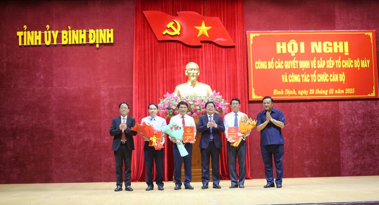 Bình Định bổ nhiệm hàng loạt giám đốc sở mới- Ảnh 1. Bình Định bổ nhiệm hàng loạt giám đốc sở mới- Ảnh 1.