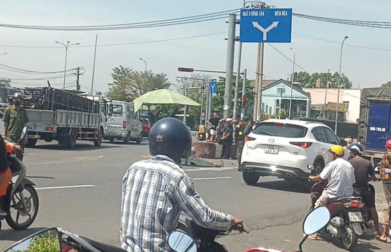 Va chạm giữa xe đầu k&eacute;o v&agrave; xe m&aacute;y tr&ecirc;n QL1, một phụ nữ tử vong tại chỗ- Ảnh 1.