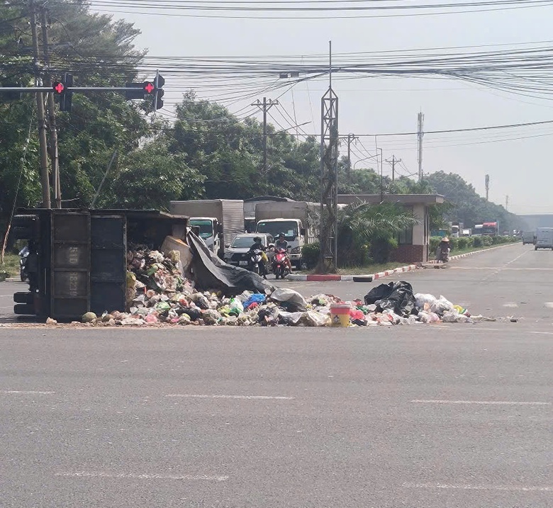 Xe chở r&aacute;c lật chắn ngang đường ở B&igrave;nh Dương, giao th&ocirc;ng &ugrave;n ứ- Ảnh 1.