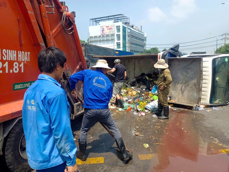 Xe chở r&aacute;c lật chắn ngang đường ở B&igrave;nh Dương, giao th&ocirc;ng &ugrave;n ứ- Ảnh 2.